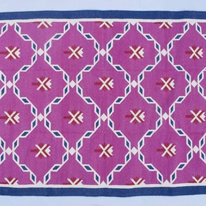 Alfombra hecha a mano de algodón rosa oscuro con borde azul índigo de 4x6 - tejido plano y alfombra Kilim tejida a mano