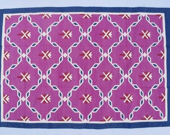 Alfombra Kilim rosa tejida a mano – Borde índigo, alfombra de algodón de tejido plano.