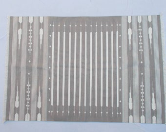 Handgeweven katoenen dhurrie-vloerkleed – 4 x 6 lichtgrijze strepen