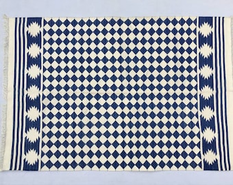 Tapis en coton géométrique bleu et blanc fait main – Dhurrie tissé indigo foncé