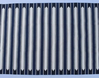 手織りコットンキリムラグ（4×6フィート） - 黒、青、白のストライプ