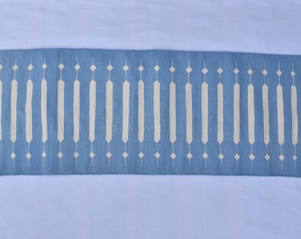 Alfombra de pasillo Kilim reversible con rayas modernas azules y blancas en varios tamaños