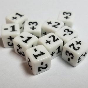 10 dados modificadores de estadísticas minimalistas blancos para juegos como Magic: The Gathering, Eldritch Horror y Smash Up