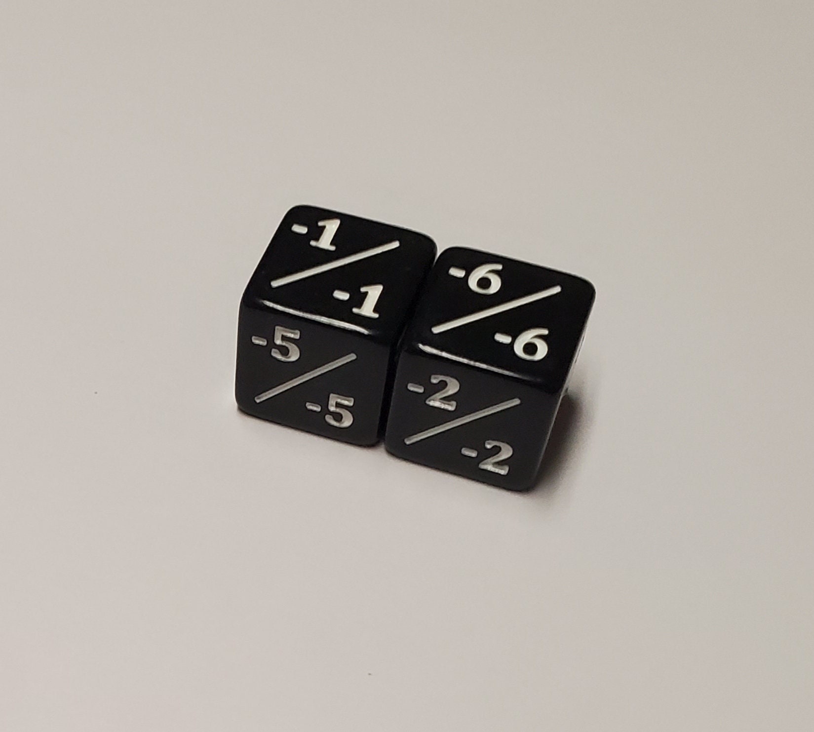 MTG Würfel Set 53-teilig Mit Ledertopf & Samtbeutel | 24 Schlüsselwortwürfel + 3 D20 Würfel | Magic The Gathering Zubehör