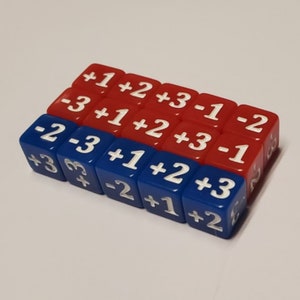 Könnte beinhalten: Ein Satz von 10 Würfeln, 5 rote und 5 blaue, mit weißen Zahlen. Die Zahlen auf den Würfeln sind +1, +2, +3, -1 und -2.