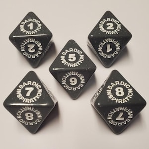 Pode incluir: Cinco dados em forma de diamante cinza escuro com numeração branca e o texto "BARDIC INSPIRATION" nas bordas. Os dados mostram os números 1, 2, 5, 7, 8 e 9. Estes dados são provavelmente usados para jogos de RPG.