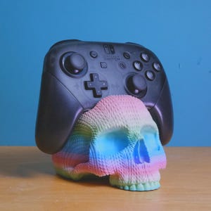 3Dプリントニットスカルコントローラースタンド：不気味なゲーム装飾