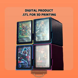 Può includere: Quattro scatole rettangolari per carte con lati neri testurizzati e cornici colorate in giallo, nero, blu e magenta. Ogni scatola mostra una carta collezionabile dietro un pannello frontale trasparente. Testo: DIGITAL PRODUCT .STL FOR 3D PRINTING.