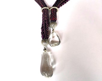 collier composé de cordons de soie avec cristaux de roche et filigrane d'argent