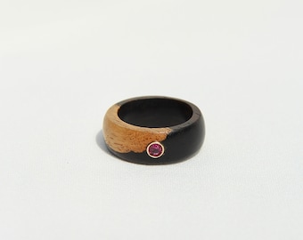 Wooden ring Woodring Grenadilla 585/-gold setting and faceted ruby width 53