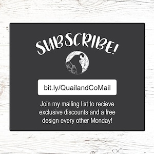 Pu&ograve; includere: Grafica in bianco e nero con il testo "SUBSCRIBE!" e un link per iscriversi a una mailing list per ottenere sconti esclusivi e un design gratuito ogni due luned&igrave;.