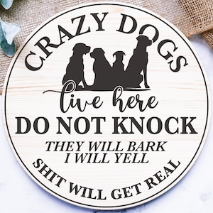 Perros locos viven aquí SVG, signo de perro divertido SVG, signo de perro redondo SVG, colgador de puerta svg, signo de porche svg, descarga digital, diseño de signos, mamá perro