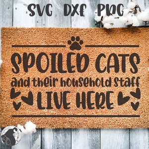 Chats gâtés et leur personnel vivent ici SVG, paillasson, conception de paillasson, tapis de bienvenue SVG, citation chat, dame chat, bébés fourrure, famille fourrure SVG