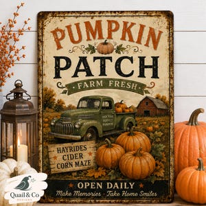 Peut inclure: Une plaque métallique rectangulaire illustrant un vieux camion vert dans un champ de citrouilles avec une grange rouge en arrière-plan. Le texte indique PUMPKIN PATCH, FARM FRESH, HAYRIDES, CIDER, CORN MAZE, OPEN DAILY et Make Memories, Take Home Smiles.