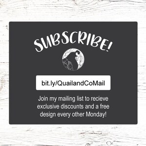 以下が含まれることがあります： 「SUBSCRIBE!」というテキストと、メーリングリストへのリンク（bit.ly/QuailandCoMail）が書かれた白黒のグラフィック。リンクの下のテキストには、「私のメーリングリストに参加して、限定割引と無料のデザインを隔週月曜日に受け取ってください！」と書いてあります。