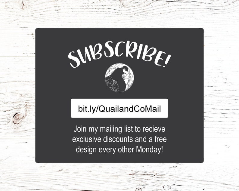 以下が含まれることがあります： 「SUBSCRIBE!」というテキストと、メーリングリストへのリンク（bit.ly/QuailandCoMail）が書かれた白黒のグラフィック。リンクの下のテキストには、「私のメーリングリストに参加して、限定割引と無料のデザインを隔週月曜日に受け取ってください！」と書いてあります。