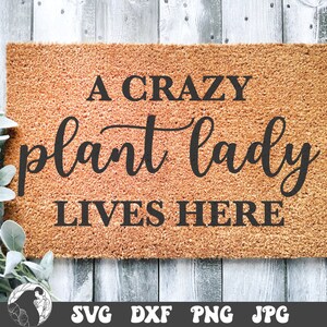 Crazy Plant Lady vive aquí SVG, Plant Doormat SVG, Cita de planta divertida, Diseño de tapete de puerta, Descarga digital, Archivos Cricut, Diseños de silueta