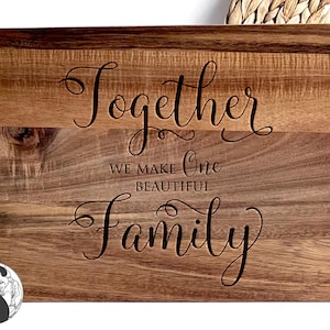 Letrero familiar SVG, "Juntos" SVG, Grabado en tabla de cortar, Decoración de madera para familias ensambladas, Boda de segundo matrimonio, Arte mural de adopción