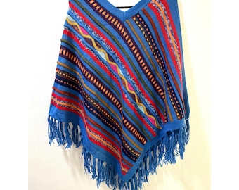 Poncho-cape péruvien en laine d'alpaga, fait main, à rayures multicolores, col en V et franges