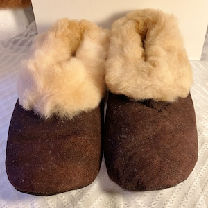 Handmade Peruvian Unisex Classic Baby Alpaca Wool Leather Slippers booties Super Soft Warm Fuzzy Inside and Out &quot;Beige&quot;