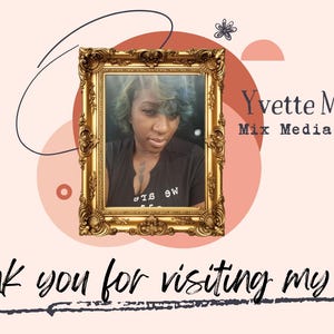 K&ouml;nnte beinhalten: Ein Portr&auml;t von Yvette Mecca, einer Mixed-Media-K&uuml;nstlerin, in einem goldenen Rahmen. Der Hintergrund ist zartrosa mit abstrakten Formen in Pfirsich und Braun. Der Text "Vielen Dank f&uuml;r Ihren Besuch!" befindet sich am unteren Rand des Bildes.