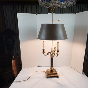 Lampada da tavolo in ottone Bouillotte di Frederic Cooper con paralume originale, altezza 37&quot;