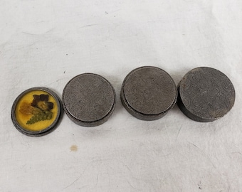 Pastillero redondo de tres secciones con tapa de peltre y arte de resina vintage