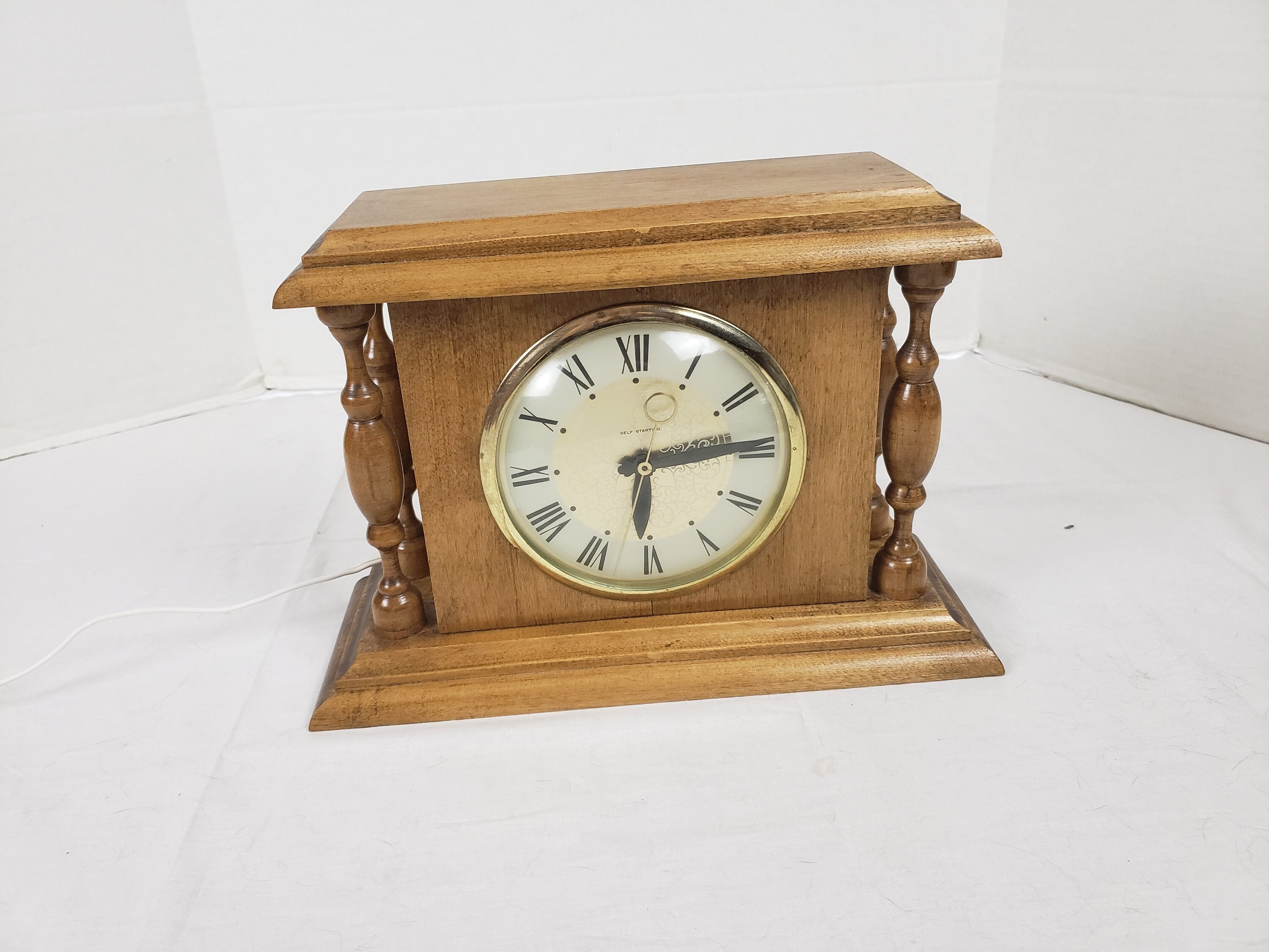 安全 HAPPYセレクトショップHoward Miller Medford Mantel Clock 612-481 Windsor Cherry  Finish, Classic English Bracket, Brass-Finish Handle, Quartz Dual-Chime  Movement