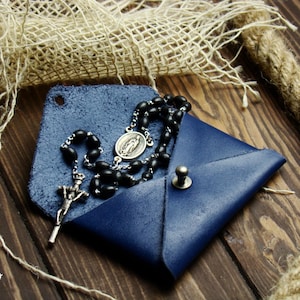 Custodia per rosario in pelle, emblema inciso Ave Maria, busta con iniziali, astuccio per rosario, regalo fatto a mano, borsa per rosario fatta a mano, regalo per battesimo