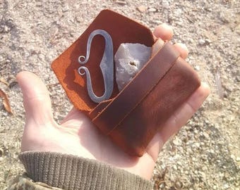 Encendedor de pedernal y acero: kit de supervivencia con funda de cuero.