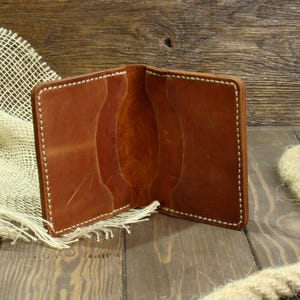 Minimalistische lederen tweevoudige portemonnee Handgemaakte slanke portemonnee met personalisatie gegraveerde creditcardhouder Handgemaakte minimalistische herenportemonnee cadeau