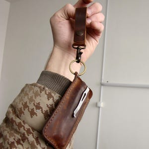 Funda de cuchillo con llavero de acero Funda de cuero pátina minimalista de primera calidad Regalo para papá Estuche para cuchillo de bolsillo exclusivo con personalización