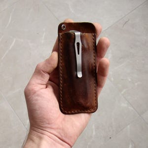 Messerscheide mit Stahl Schlüsselbund Minimalistischer handgemachter Ledermesserbeutel Anpassbare Taschenmessertasche Authentisches Vatertagsgeschenk für Papa