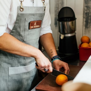 CHEF Baumwolle JEANS Schürze, Baristas und Barkeepers Schürze mit Taschen, personalisierte Schürze, Gartenschürze, Geschenk des Kochs, für ihn, für sie