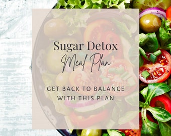 Könnte beinhalten: Nahaufnahme eines bunten Salats mit Tomaten, Gurken, Zwiebeln, Oliven und Salat. Der Salat befindet sich in einer blauen Schüssel und der Text "Sugar Detox Meal Plan" ist über das Bild gelegt. Der Text "Get Back to Balance With This Plan" ist ebenfalls über das Bild gelegt.