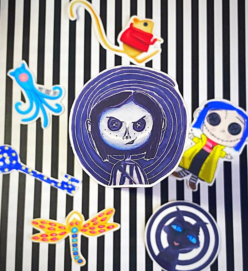 Puede incluir: Una colecci&oacute;n de pegatinas coloridas con personajes de la pel&iacute;cula "Coraline". Las pegatinas incluyen una ni&ntilde;a con cabello negro y un vestido azul, un pulpo azul, una lib&eacute;lula amarilla, un gato negro y un rat&oacute;n con un su&eacute;ter rojo.