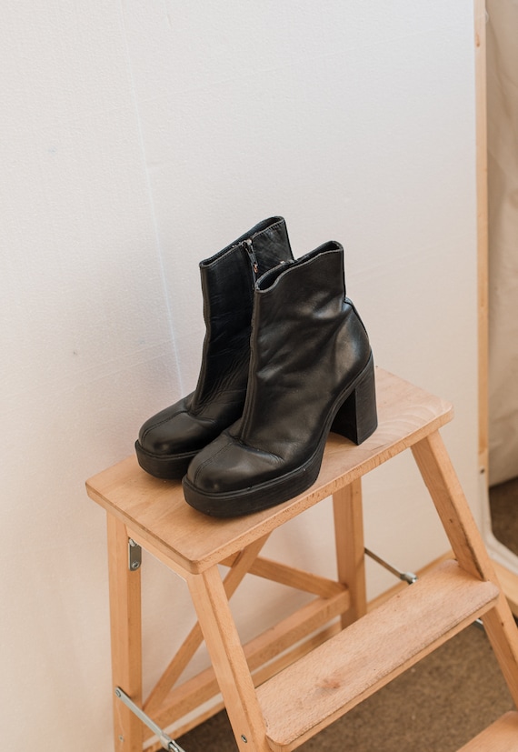 Vintage 90s Grunge Black Leather Chunky Heeled Ank