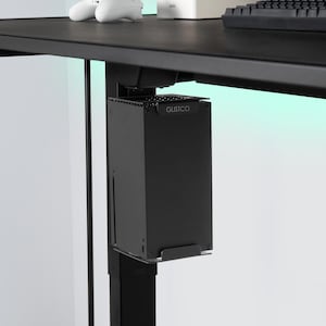 Könnte beinhalten: Eine schwarze, rechteckige Halterung für Spielkonsolen, die unter einem Schreibtisch befestigt ist. Die Halterung verfügt über ein vertikales Design mit dem in Weiß aufgedruckten Markennamen GLISTCO an der oberen Vorderkante.