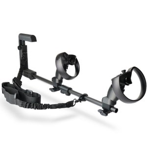 Könnte beinhalten: Schwarze VR-Controller-Halterung mit einer Carbonfaser-Stange und einem Gurt. Die Halterung ist für zwei VR-Controller ausgelegt und verfügt über verstellbare Arme.