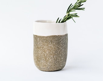 Grau mit weißem Top Handgemachte Keramik Tasse / Tasse für Tee und Kaffee. Beste Geschenk- oder Geschenkidee. Wohndekoration