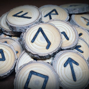 Kiefernholz Runen Set – Handgefertigtes Älteres Futhark (24 Runen) mit Deutungshilfe und Stoffbeutel – Esoterische Geschenke, Magie, Runen