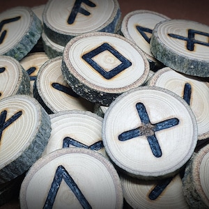 Eschenholz Runen Set – Handgefertigtes Älteres Futhark (24 Runen) mit Deutungshilfe und Stoffbeutel – Wikinger Magie, Esoterische Geschenke