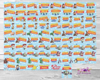 Puede incluir: Una hoja de etiquetas de comida con temática de Toy Story, con nombres de personajes y alimentos como "Mr. Potato Head Chips" y "Woody's Round-Up Cake" sobre un fondo azul claro. Medidas no aplicables.