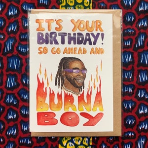 Geburtstagskarte mit Burna Boy | Lustige Grußbotschaft mit kultigem Afrobeats Star Burna Boy und Feuer, Flammen