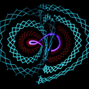 Op de afbeelding: Abstracte lichtkunst met een geometrisch patroon in blauw en rood, met een paars-blauw oneindigheidssymbool in het midden.