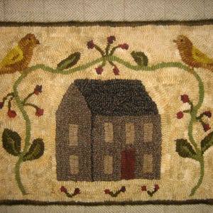Può includere: Una casa marrone con finestre bianche e una porta rossa è circondata da due viti verdi con uccelli gialli e bacche rosse. La casa è su uno sfondo beige con un bordo marrone.