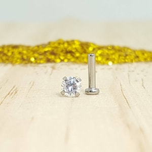 Piercing con Circonita en Garras y Barra Labret de Titanio