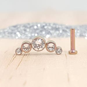 5 Zirconi incastonati e perno labret in titanio oro rosa per piercing all'orecchio: elica - conca - cartilagine