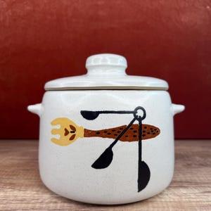 West Bend Large Country Kitchen Stoneware Bean Pot Brown Glazed Casserole Dish Rustic Farmhouse Cooking Spoons Pattern