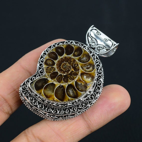 アンモナイトの手作りシルバーペンダント アンモナイトの化石ペンダント：手作りの925スターリングシルバーの
